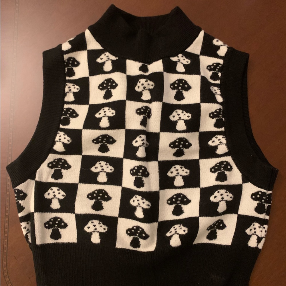 Black & White Mushroom Vest. Forever 21